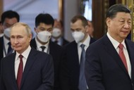 Prezydent Chin Xi Jinping i prezydent Rosji Władimir Putin wchodzą do sali, aby wziąć udział w rozmowach Rosja-Chiny w wąskim formacie na Kremlu w Moskwie, Rosja, 21 marca 2023 r.