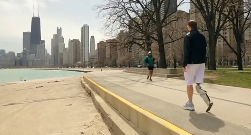 Obična šetnja u parku: Prva osoba bez donjeg ekstremiteta koja umom kontroliše robotičku nogu