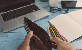 Podwyżka płacy minimalnej wywoła zwolnienia? Ekonomiści nie podzielają obaw biznesu