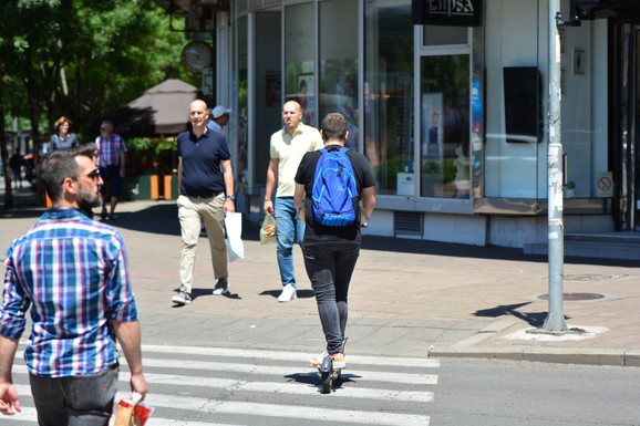 Tinejdžeri imaju OSEĆAJ SVEMOĆI I LAŽNO SAMOPOUZDANJE, pa usledi UŽAS: Otkriven KLJUČNI RAZLOG teških saobraćajnih nesreća na električnim trotinetima