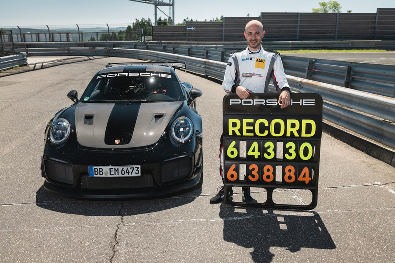 Porsche 911 GT2 RS z pakietem Manthey Performance Kit podczas bicia rekordu na Nürburgringu