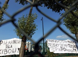 Kibole krzyczeli na Tuska. Premier zaprosił ich na spotkanie