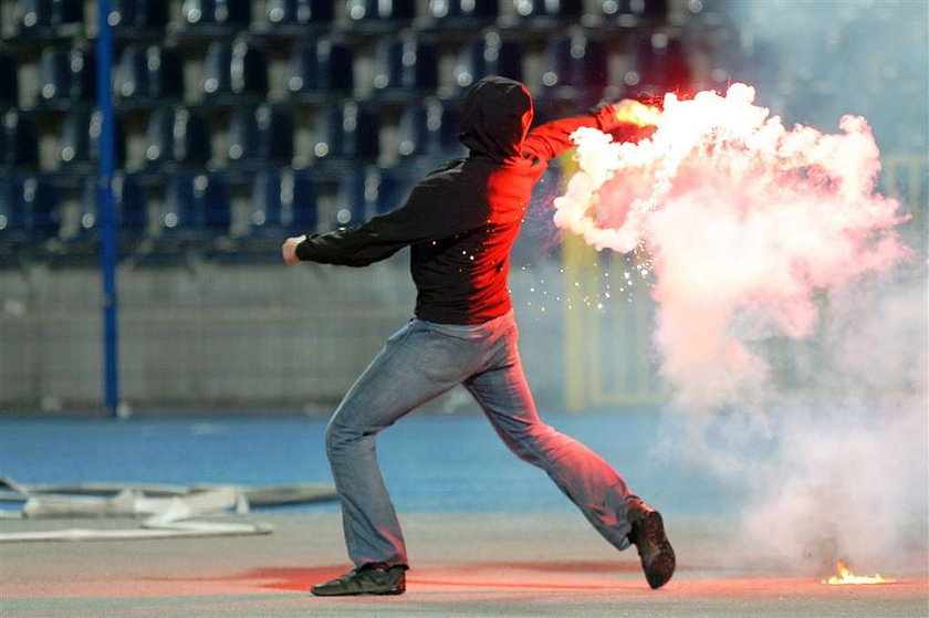 Tak zamykają bandytów stadionowych. FOTY