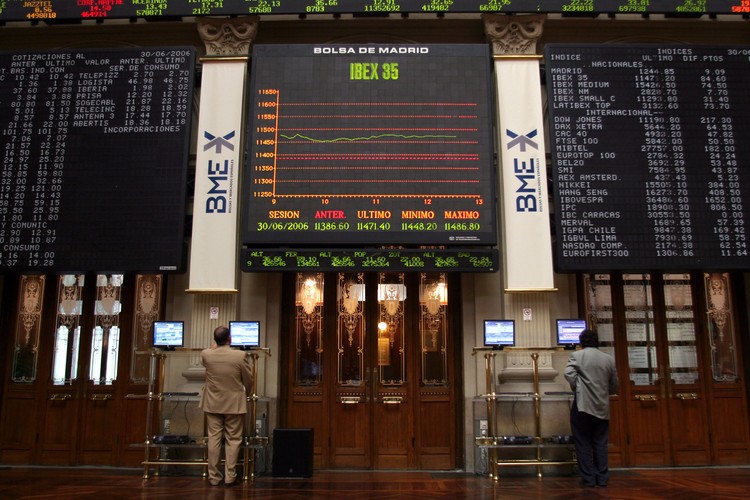 Hiszpańska giełda ma siedzibę w Madrycie. Najważniejszym jej indeksem jest IBEX 35, grupujący 35 największych i najpłynniejszych spółek akcyjnych. Hiszpańska giełda osiągnęła swoje historyczne maksimum na poziomie 16 tys. punktów w 2007 roku, co było zakończeniem wielkiej hossy trwającej od początku lat 90-tych. Największy udział w indeksie ma telekomunikacyjny gigant Telefónica. Duży wpływ na wartość indeksu mają wiodące hiszpańskie banki: Banco Santander i Banco Bilbao Vizcaya Argentaria, jak również koncern energetyczny Iberdrola oraz paliwowy potentat Repsol YPF.
