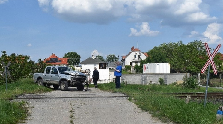 Vonattal ütközött egy autó Győrben, a sofőr nem sérült meg /Fotó: police.hu