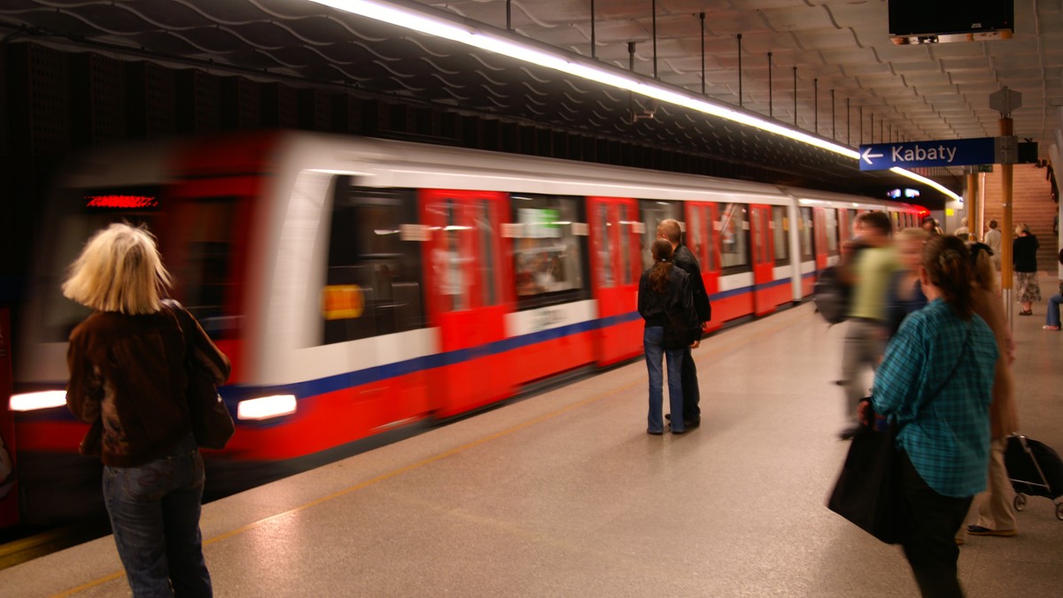 Pozostawiony bez opieki bagaż spowodował utrudnienia w warszawskim metrze. Ewakuowano pasażerów, przez kilkadziesiąt minut nieczynne było sześć stacji, a składy kursowały w dwóch pętlach - między Kabatami a Stokłosami oraz między Młocinami a Politechniką. Nie znaleziono niebezpiecznych przedmiotów. Metro kursuje już normalnie.