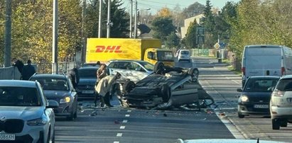 Groźny karambol w Częstochowie. Jedno z aut wystrzeliło w powietrze