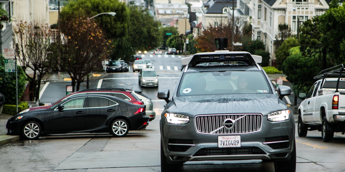 Autonomiczny samochód Ubera powstały we współpracy z Volvo na ulicy w San Francisco