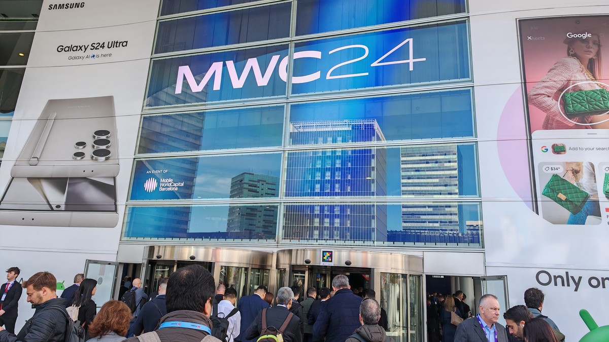 Karperecként hordható mobillal és más, a csodával határos új technológiával találkoztunk a 2024-es MWC-n – galéria