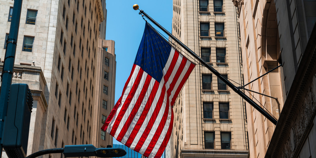 Amerykańska flaga, Wall Street w Nowym Jorku. Zdjęcie poglądowe.