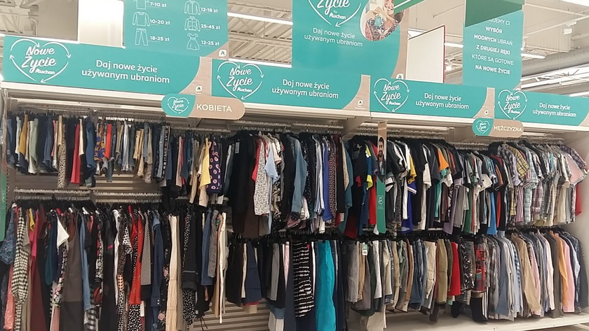 Auchan wprowadza używaną odzież do sprzedaży w sklepach.
