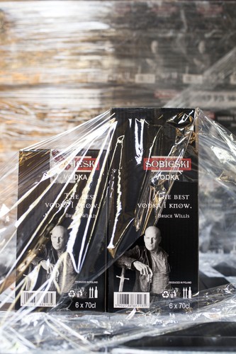 Amerykański aktor Bruce Willis opakowaniu wódki Sobieski