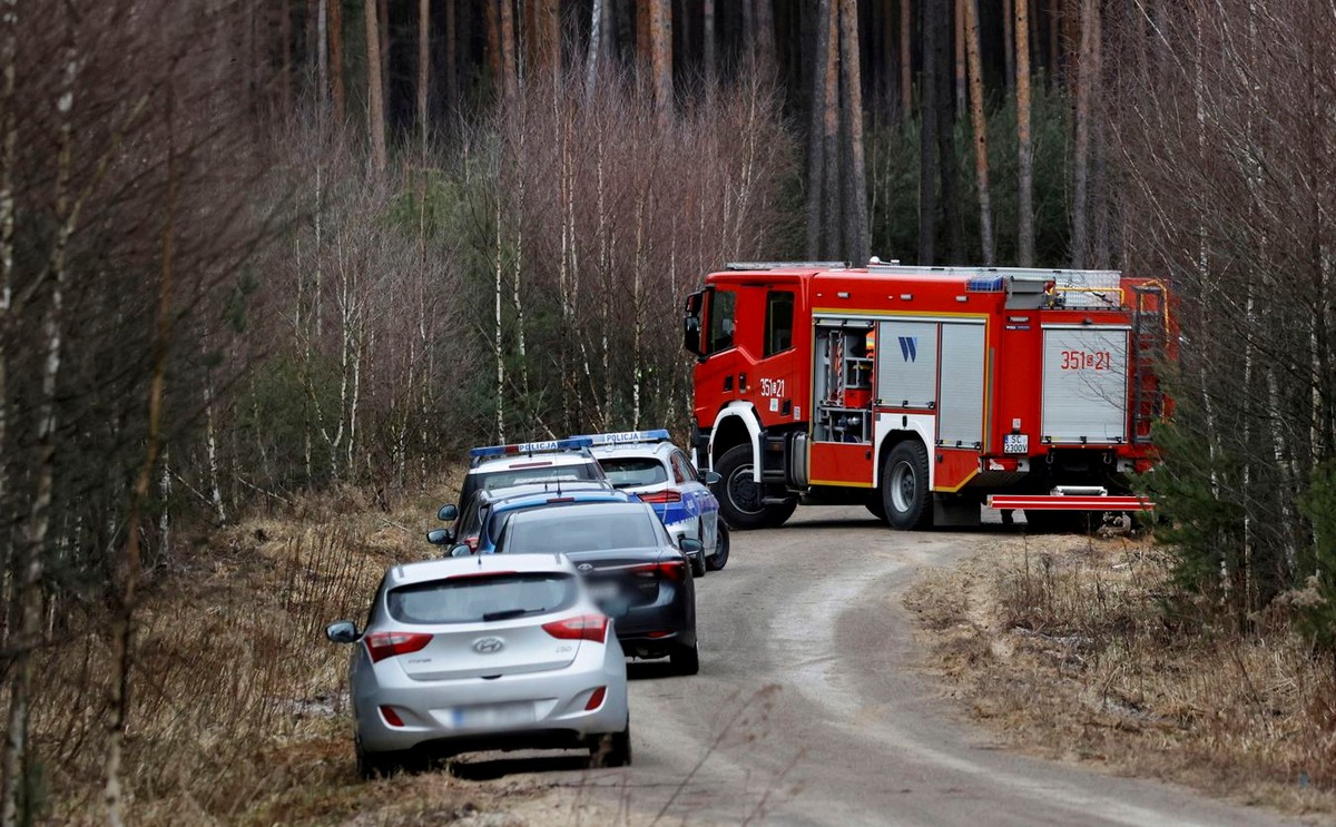 Służby w miejscu znalezienia ciała kobiety w okolicy miejscowości Romanów