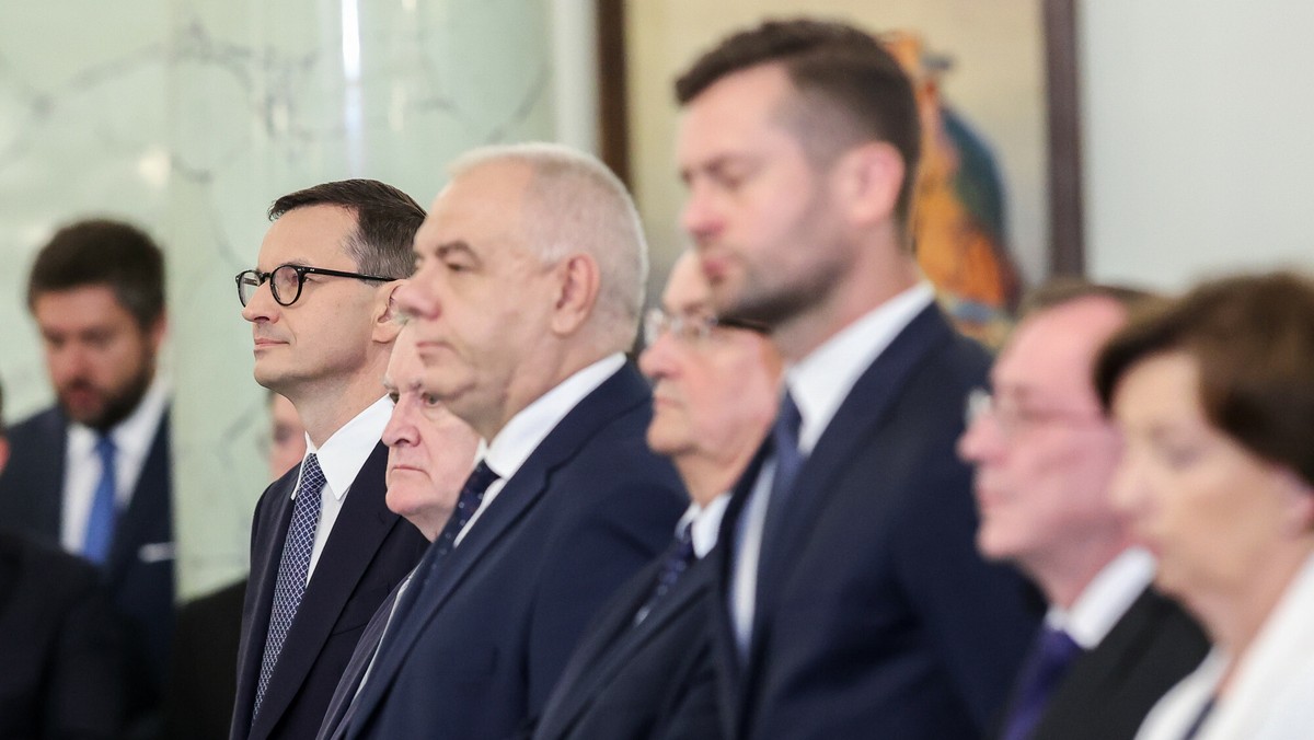 Premier Mateusz Morawiecki wydał decyzję nakazującą spółkom skarbu państwa pilny zakup 4,5 mln ton węgla. Ludzie Jacka Sasina uważają polecenie za niewykonalne — pisze w poniedziałek "Dziennik Gazeta Prawna".