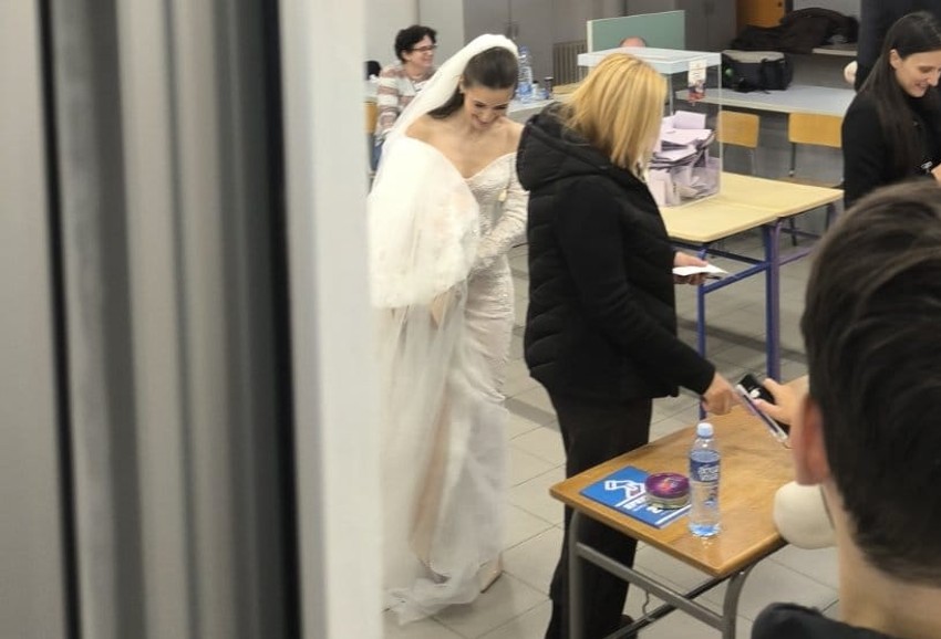 Mlada i mladoženja na glasanju