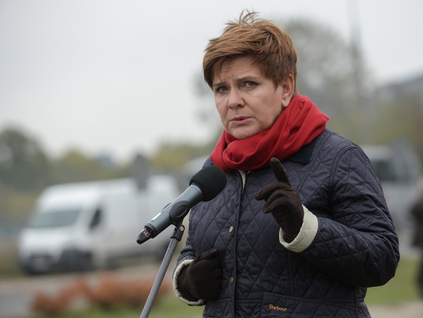 Warszawa, 12.10.2015. Kandydatka PiS na premiera Beata Szydło podczas konferencji prasowej przed dworcem Warszawa Zachodnia. PAP/Marcin Obara