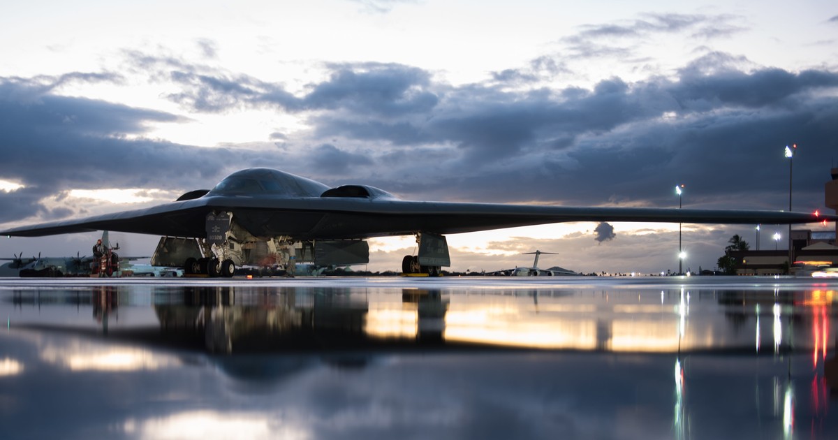 B-2 stealth bombers are back flying after the US Air Force grounded the ...