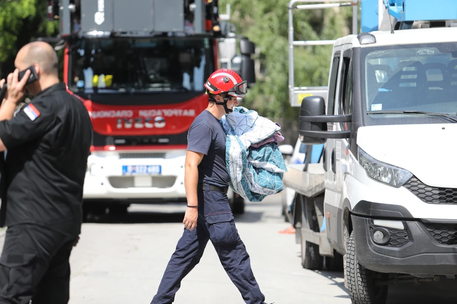 Vatrogasci iznose stvari