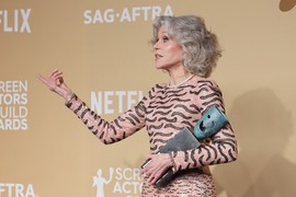 Kultnu glumicu HAPSILI 5 puta, padala u nesvest zbog HEMIOTERAPIJE, pa "POBEGLA" iz PENZIJE: DŽEJN FONDA izgrmela u Armani haljini i dala NAJČUDNIJI INTERVJU U KARIJERI