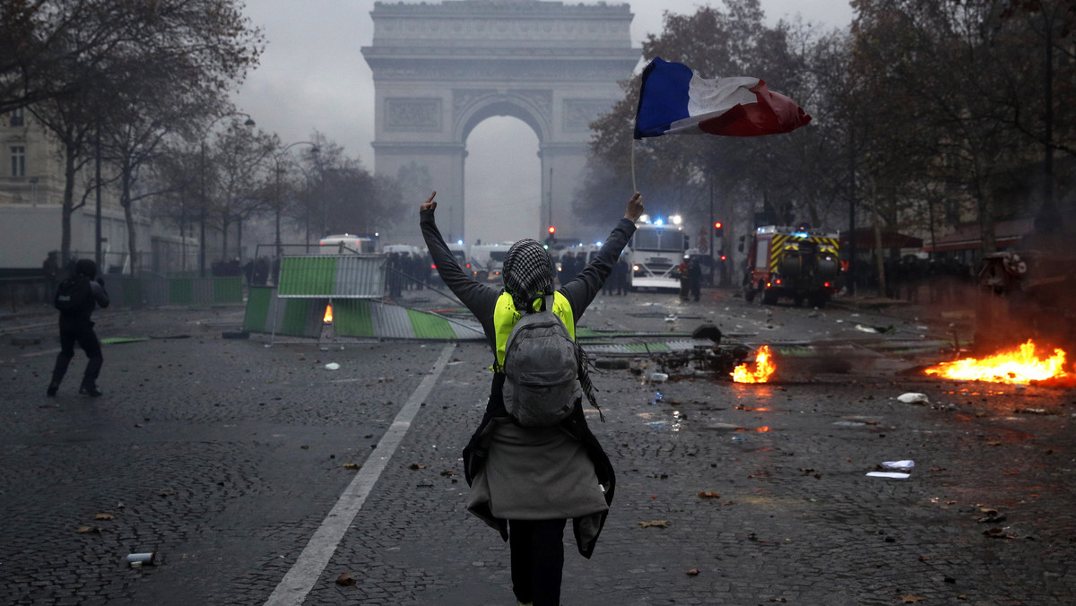 Francuska policja zlikwidowała od soboty w całym kraju około 170 blokad "żółtych kamizelek". Tylko wczoraj usunięto 93 z nich - poinformował dziś wiceminister spraw wewnętrznych Laurent Nunez. Zwrócił uwagę, że manifestacje są coraz mniej liczne.