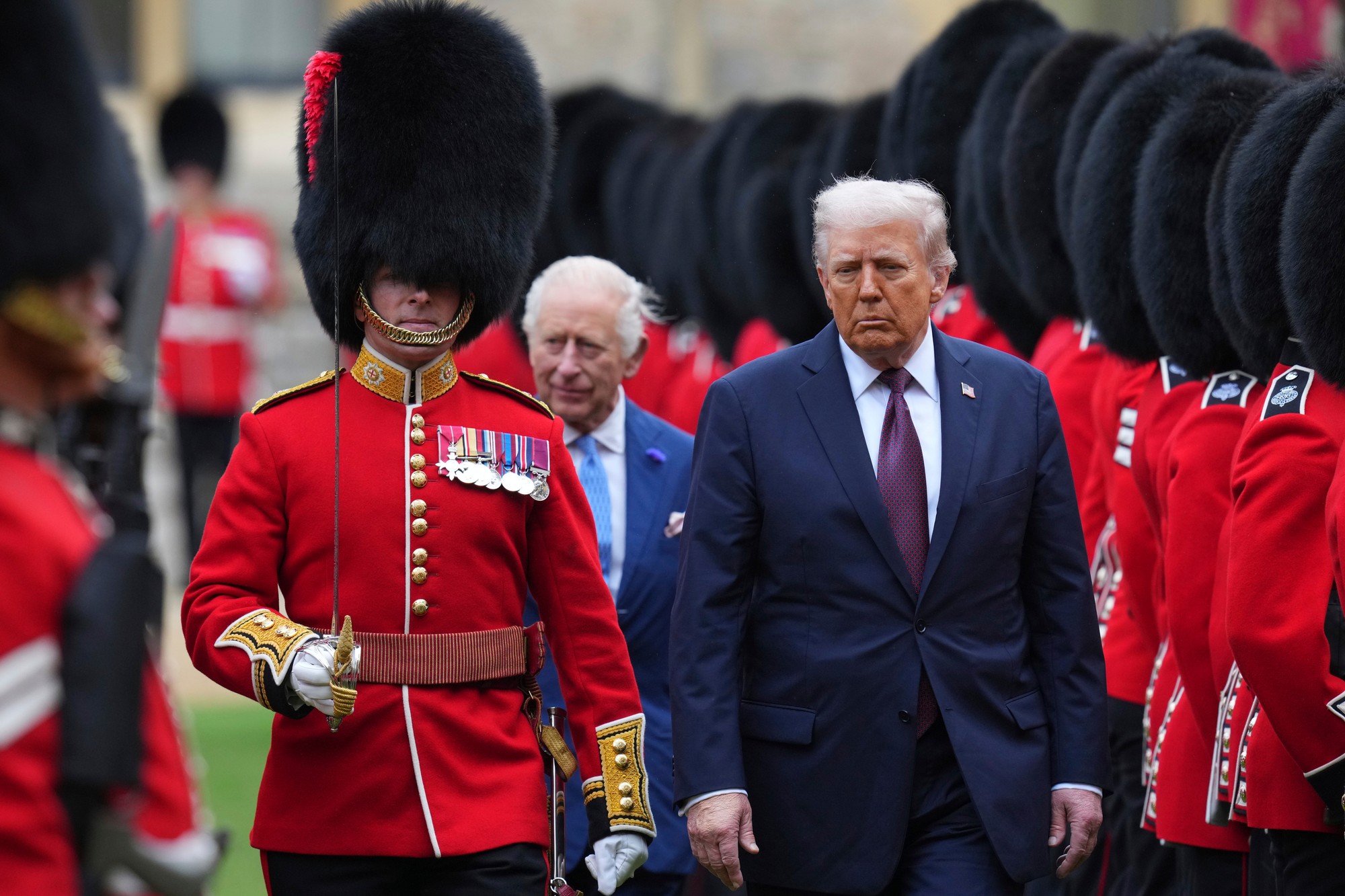 Americký prezident Donald Trump a v pozadí kráľ Kraol III. 