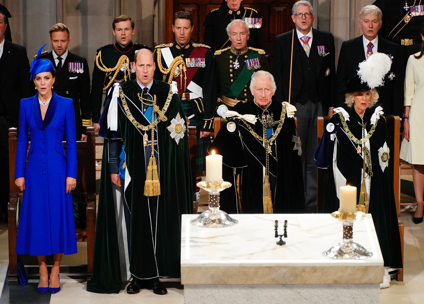 Katalin hercegné, Vilmos herceg, Károly király és Kamilla királyné a koronázást ünneplő templomi istentiszteleten