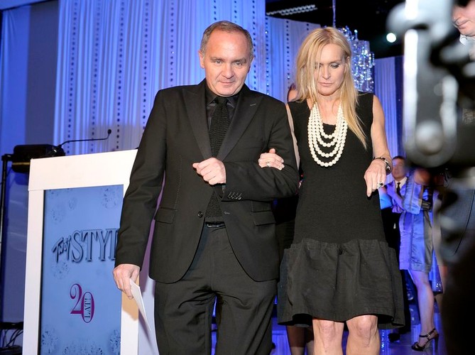 Monika Olejnik wskrzesza sprawdzony duet: czarna kreacja plus sznur pereł. Właściwie - kilka sznurów