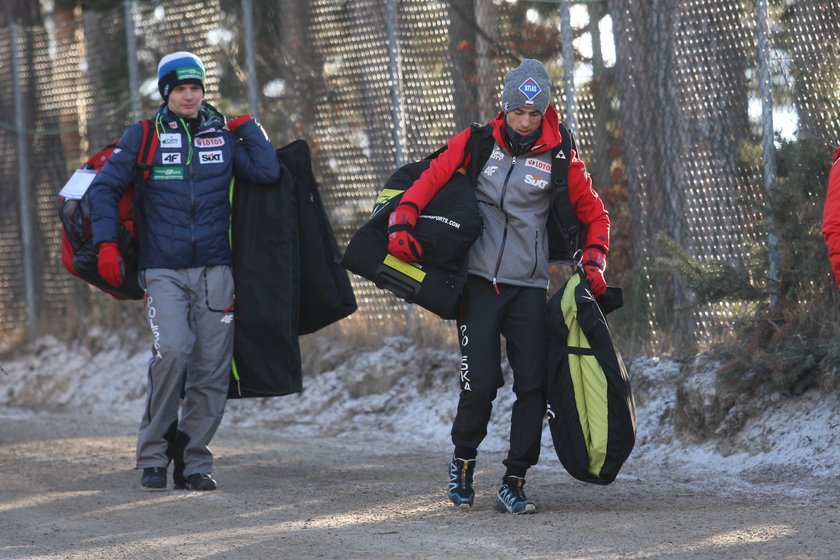 PŚ w Wiśle: Kamil Stoch ma kontuzję. Kolano wciąż go boli