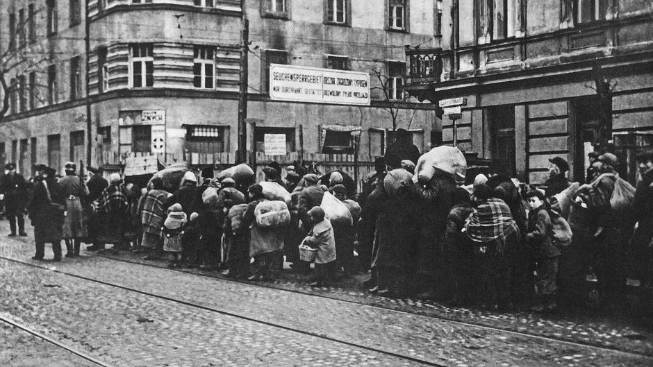 Żydzi przenoszący się na teren getta. Skrzyżowanie ul. Żelaznej z ul. Leszno
