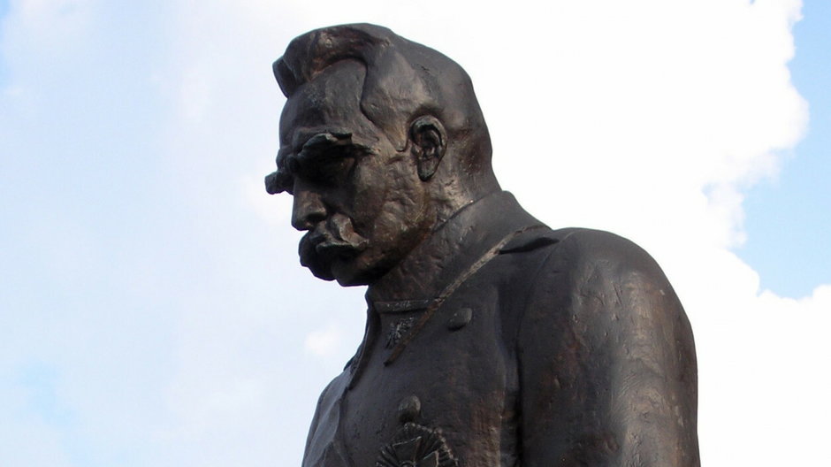 Rzeźba Józefa Piłsudskiego w Łazienkach Królewskich