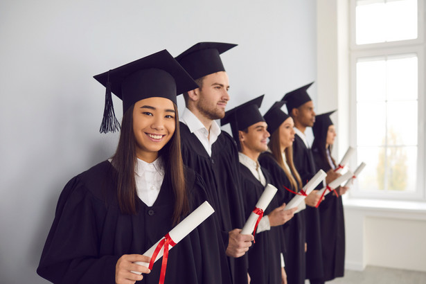 Absolwenci studiów licencjackich wolą zacząć zarabiać niż dalej się kształcić
