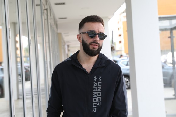 "NOSIO JE BOMBU USRED BELA DANA" Darku Tanasijeviću pretili smrću, voditelj slučaj prijavio policiji: "Nije mi bilo svejedno"