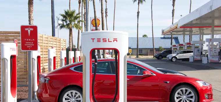 Tesla zwiększa moc ładowarek do samochodów. Do celu wciąż jednak daleko