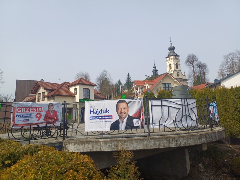 W Pcimiu znacznie łatwiej dostrzec materiały wyborcze kandydatów PiS