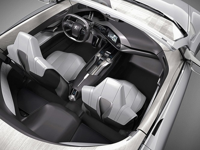 Wnętrze pomieści trzy osoby - tylny fotel tkwi pośrodku, tuż za przednimi siedzeniami. Zajęcie miejsca z tyłu umożliwia konsola centralna, którą można przesunąć do przodu podczas wsiadania