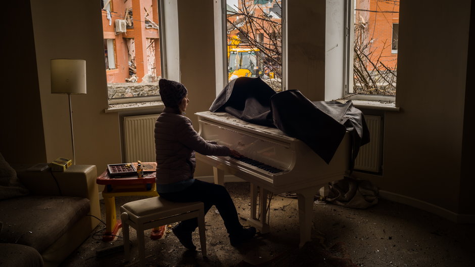 Irina Maniukina gra na pianinie w zbombardowanym domu w Białej Cerkwi, 5 marca 2022 r. To zdjęcie otrzymało Grand Press Photo