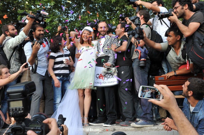 Nuraj i Ozgur u Gezi parku nakon venčanja