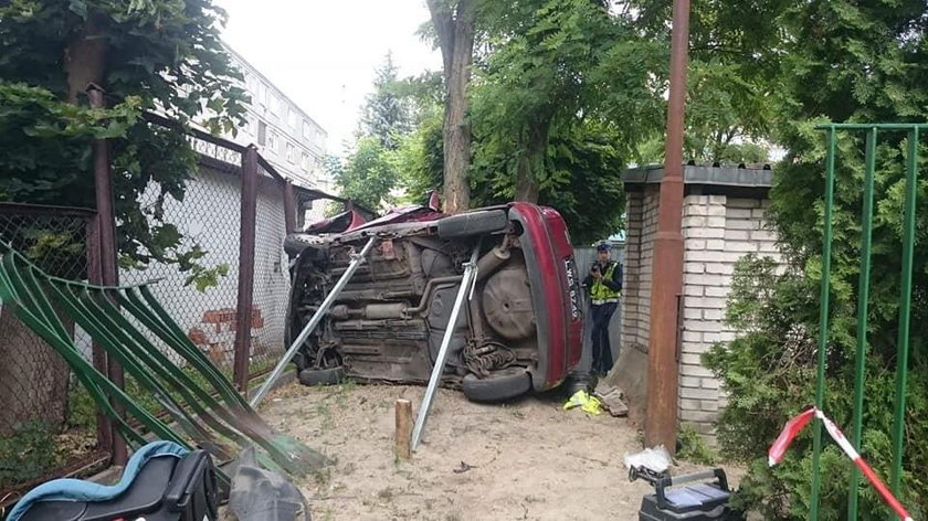 Groźny wypadek w Łodzi. Ojciec z synem zakleszczeni w aucie