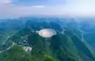 Teleskop umieszczono w naturalnym zagłębieniu w chińskiej prowincji Kuejczou