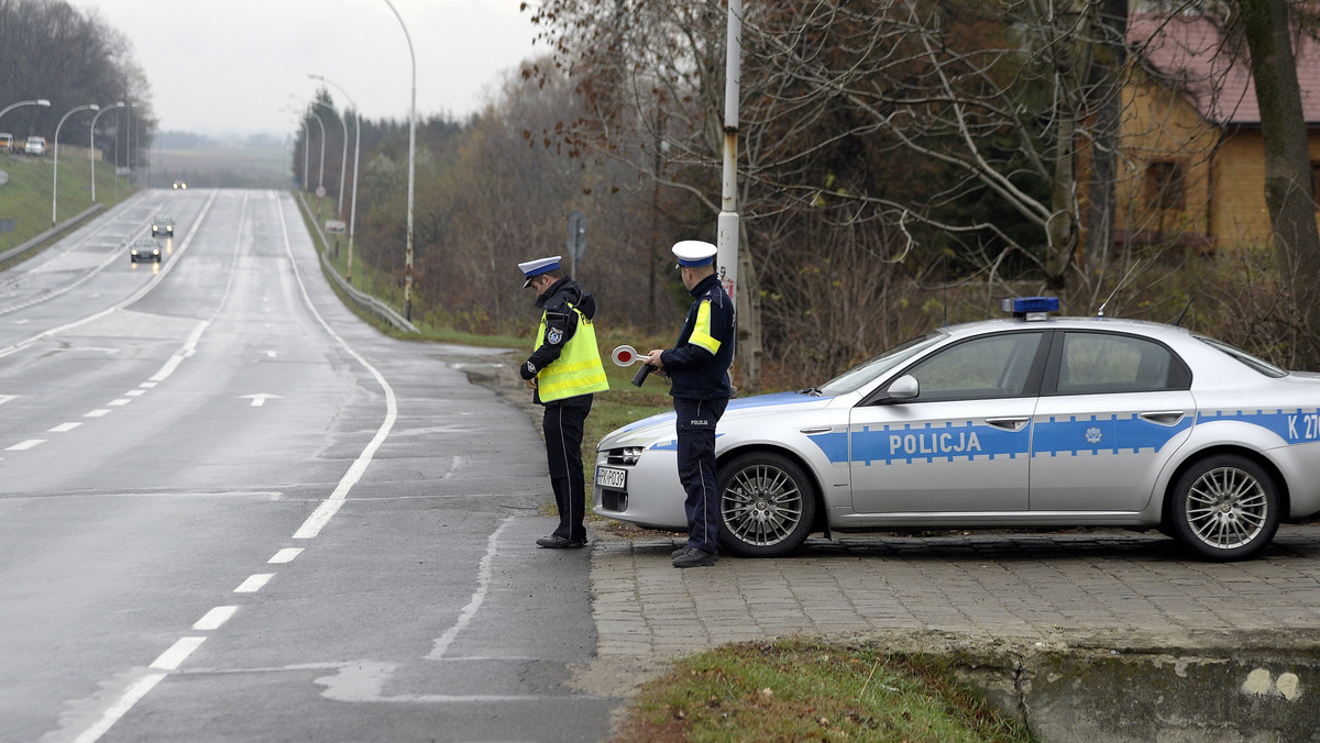 Policjanci apelują do kierowców o zachowanie szczególnej ostrożności na drogach, przede wszystkim w okolicach cmentarzy. Na terenie całego kraju ruszyła policyjna akcja "Znicz 2013".