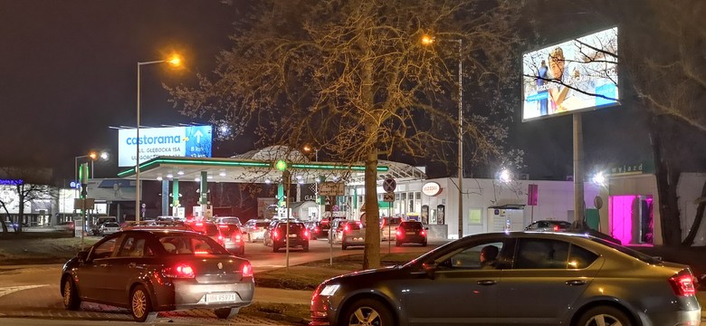 Kolejki na stacjach paliw. Orlen uspokaja