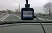 W trakcie jazdy Garmin Dash Cam 20 ostrzega przed fotoradarami.