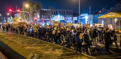 Złość silniejsza niż strach przed wirusem. Polki na ulicach miast i miasteczek