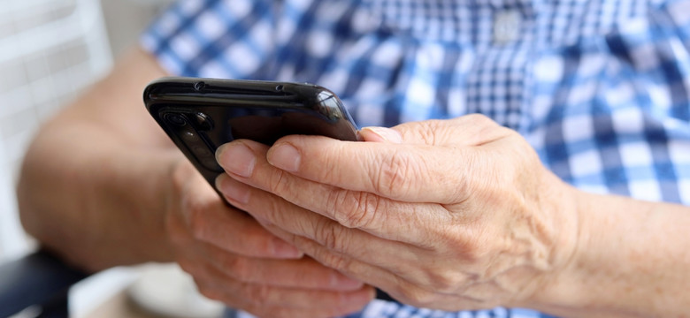 Jak namierzyć telefon bliskiej osoby? To powinien wiedzieć każdy opiekun [WYJAŚNIAMY]