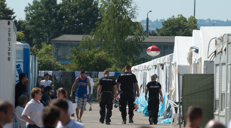 Hasonló menekülttáborban tengődött sorsába beletörődve a kínai turista / Fotó: MTI