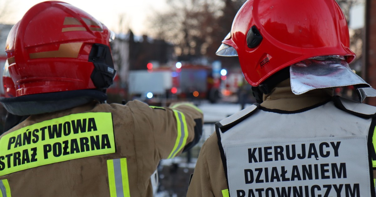 Niebezpieczny pożar w Będzinie. Dwie osoby utknęły na balkonie