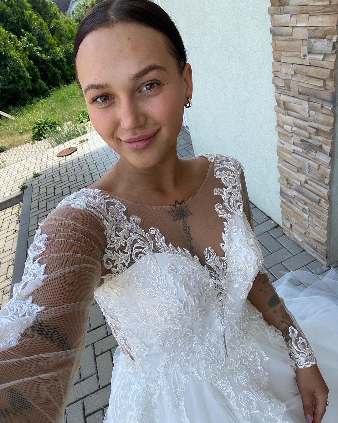 Priscilla v svadobných šatách.