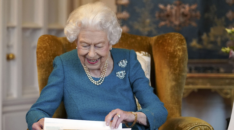 II. Erzsébet Windsorban nézegeti az ajándékait / Fotó: GettyImages