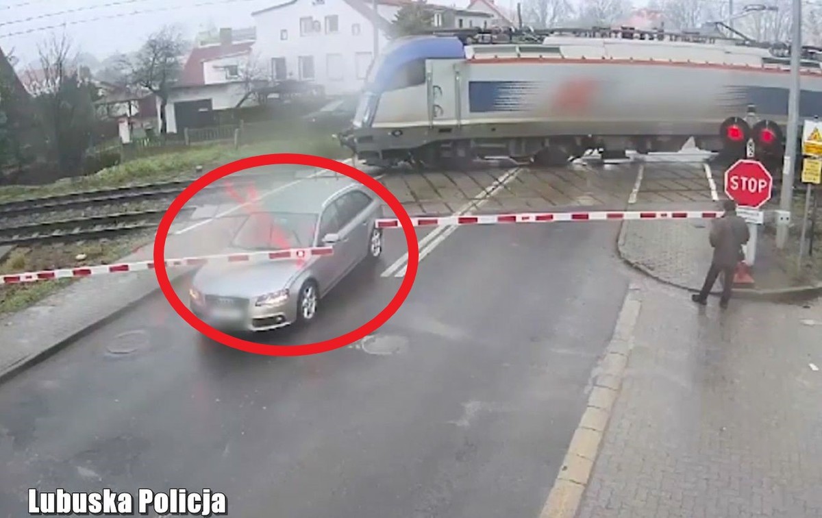 Kolejny lekkomyślny kierowca wjeżdża przy czerwonym świetle na przejazd.