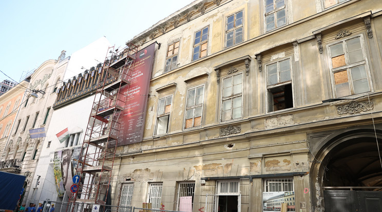 Az épület melletti szálloda felújítása miatt áll le a színház működése több mint fél évre /Fotó: Pozsonyi Zita